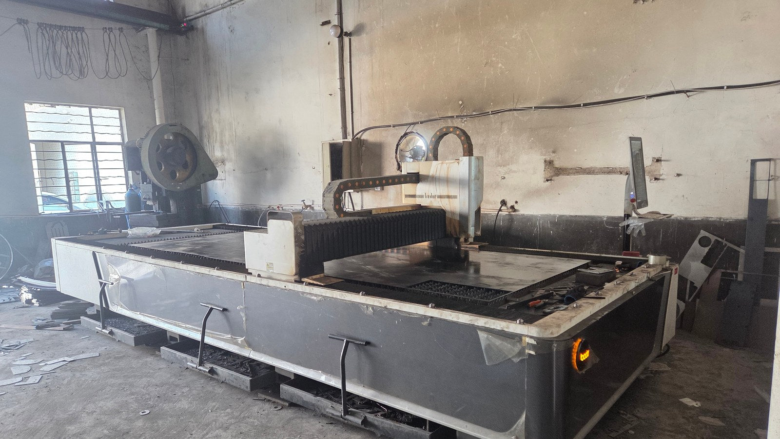 Fibre laser cutting a steel sheet
