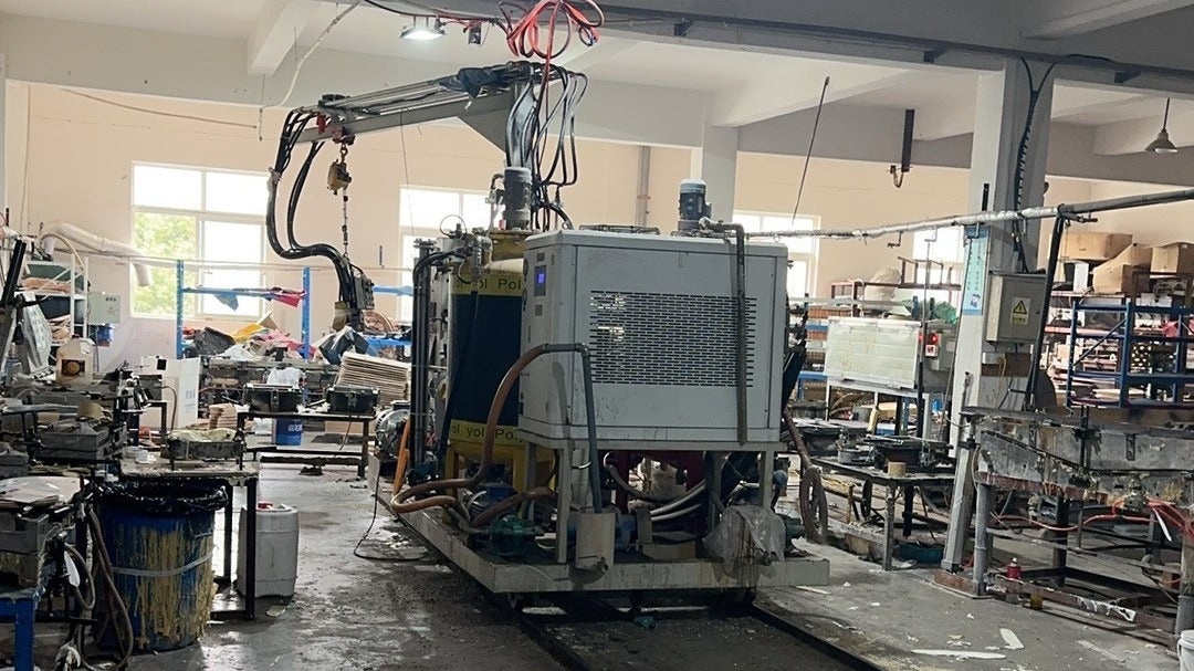 Rail-mounted foam injection line
