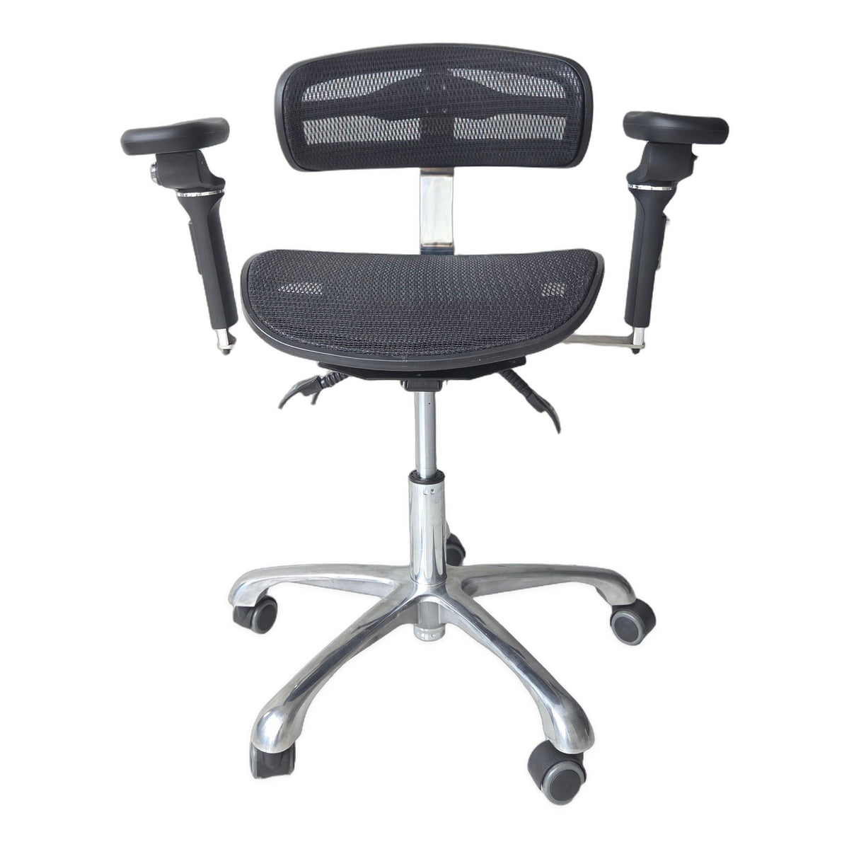 DTL-ZY-39 mesh ventilated dual-armrest surgeon's stool in black, straight-on front view showing the mesh backrest, mesh seat, both armrests and the chrome castor base