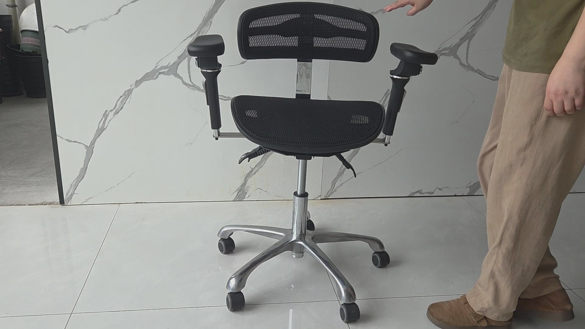 DTL-ZY-39 mesh ventilated dual-armrest surgeon's stool demonstration video, showing a user operating the armrests and seat adjustments